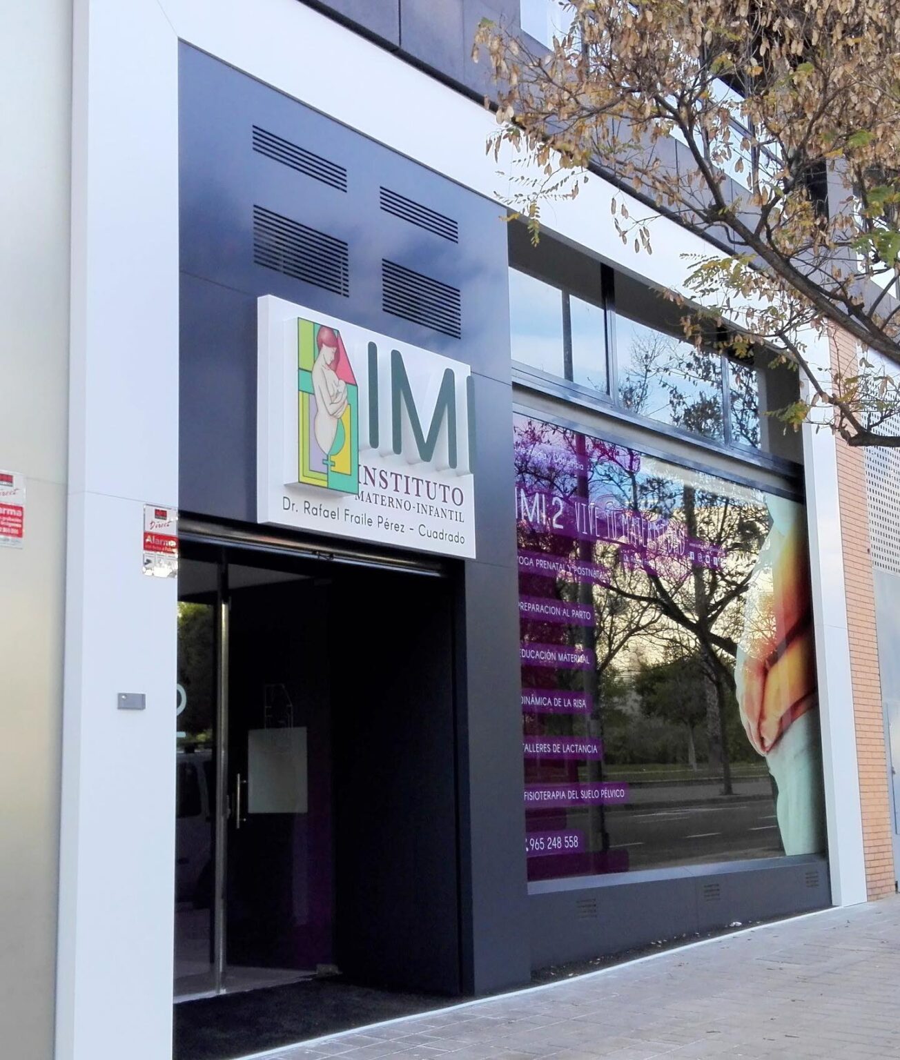 Entrada de local comercial reformado con nueva fachada y rotulación exterior en Alicante.