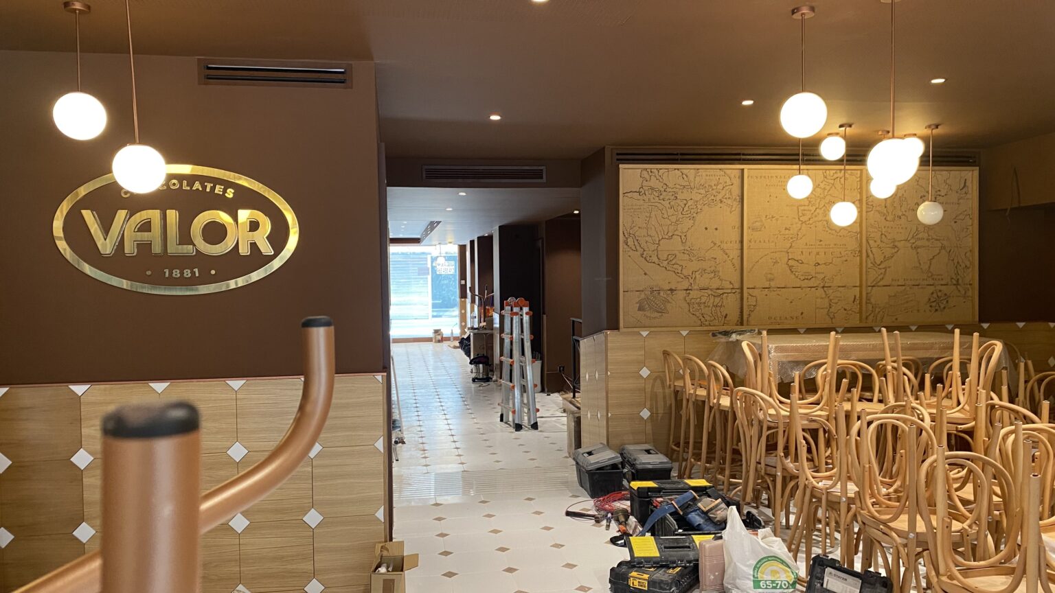 Local comercial en reforma con herramientas y zona de barra en montaje durante una obra en Alicante.